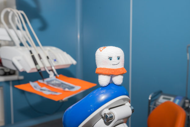 牙齿模型。柔软的牙齿玩具。牙科保健概念。牙齿健康，信任牙医。现代牙科诊所，服务周到。牙刷的玩具。欢快的牙齿治疗图片下载