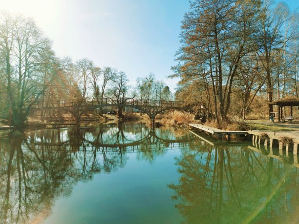 菲诺运河上的田园风光图片下载