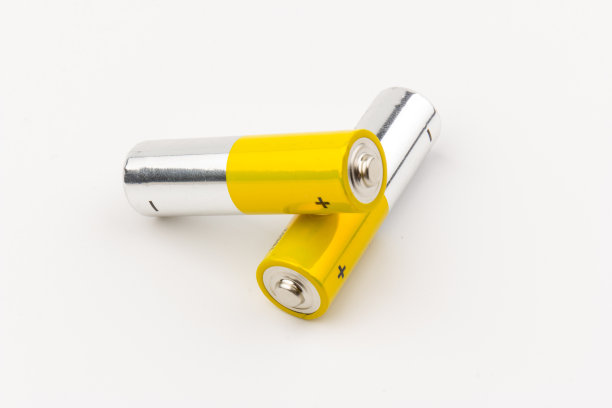 灰黄色碱性AA电池照片，白色背景。可充电镍氢电池回收利用。最常用的蓄电池尺寸。副本的空间。图片下载