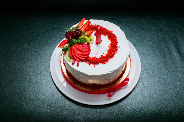 生日巧克力蛋糕与燃烧的蜡烛作为头号棕色背景图片下载