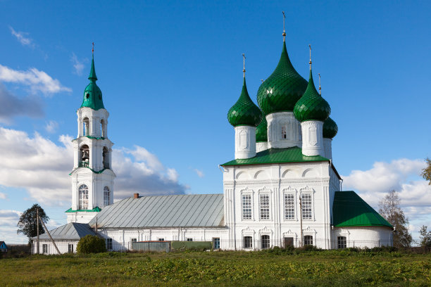 一座古老的白石东正教教堂耸立着，有着绿色的浮雕圆顶图片下载