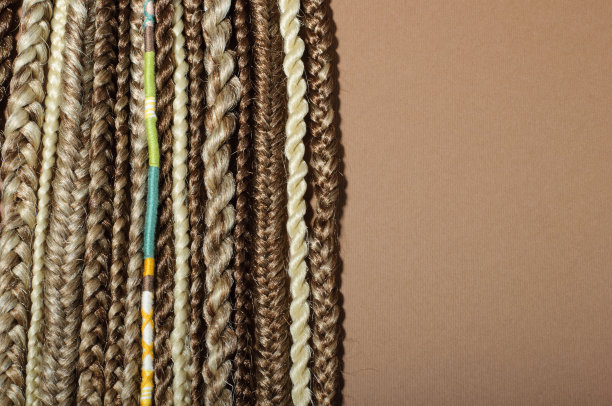 不同的非洲发辫，用kanekalon材料做的辫子，在棕色的背景上，复制空间图片下载