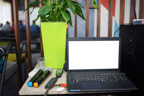 黑屏笔记本电脑上的抽象模糊照片的会议厅或会议室与与会者的背景图片下载