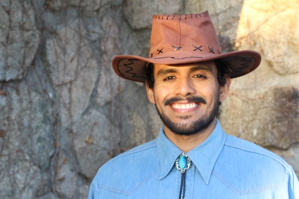 戴传统帽子的美国土著牛仔图片下载