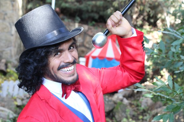 马戏团里拿着麦克风的播音员图片下载