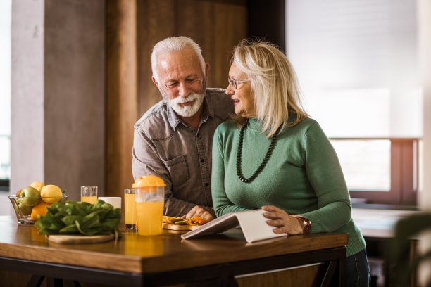 快乐的老年夫妇准备健康的素食早餐水果和蔬菜图片下载