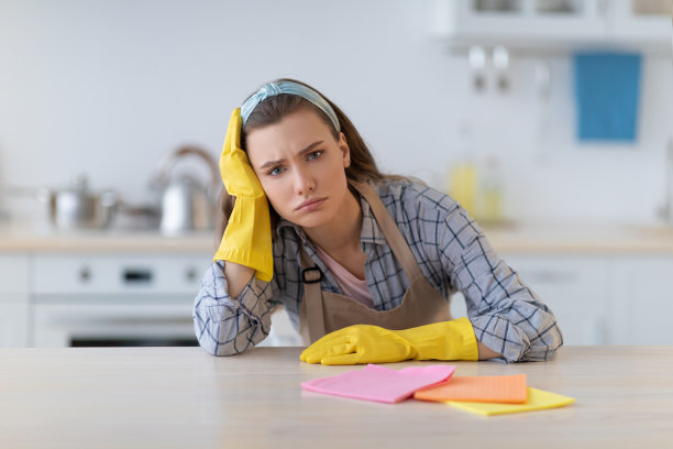 不快乐的年轻女子从厨房的家务劳动中解脱出来，需要休息图片下载