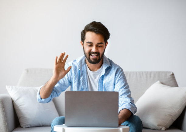 在线会议：快乐的阿拉伯男人在家用笔记本电脑进行视频通话图片下载