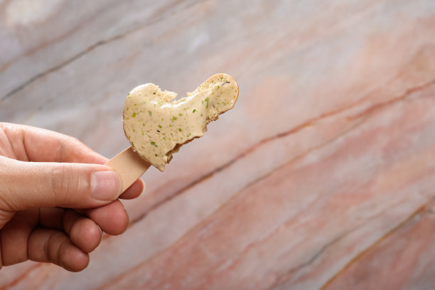 手里拿着一根木薯奶茶味的冰棒，用最后一口图片下载