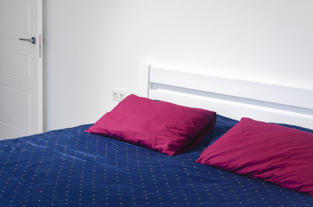 北欧风格。白色卧室，明亮的斯堪的纳维亚床上用品图片下载