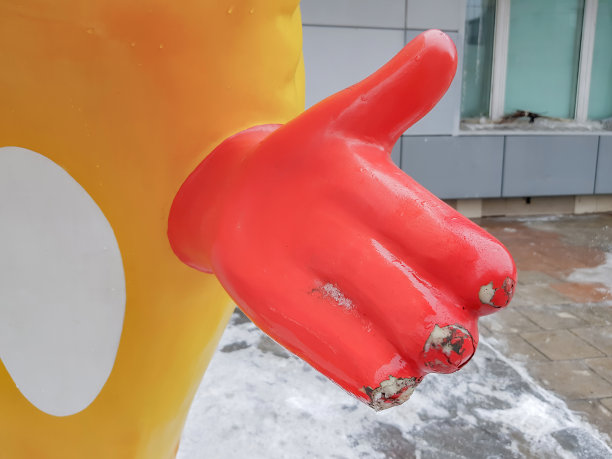 街头模特的红色塑料手图片下载