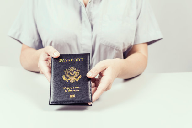 机场的出入境和护照检查。持有美国公民美国护照的女性边境管制官。概念图片下载