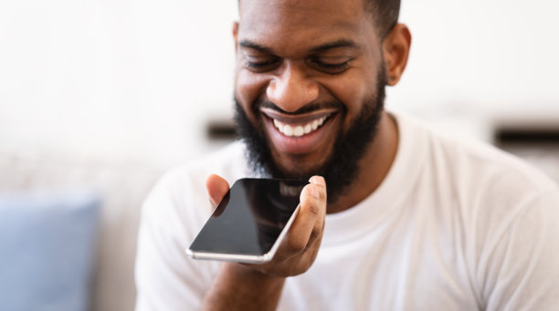 非洲人与电话使用语音助手应用程序室内，特写图片下载