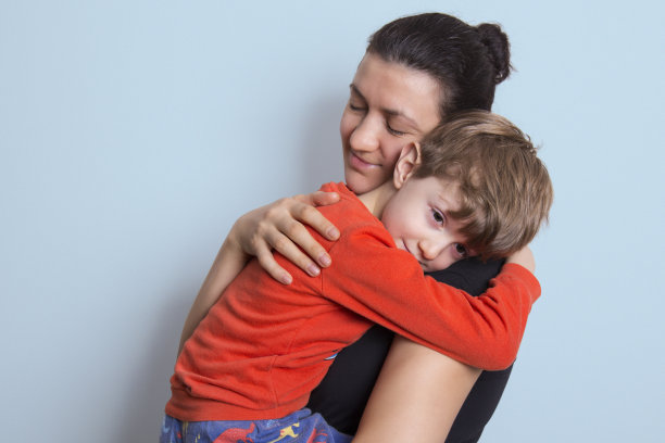 男孩拥抱他的妈妈图片下载