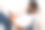 一名非洲男子躺在沙发上使用智能手机图片下载