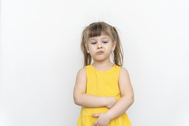 一个穿着黄色衣服的情绪化的小女孩图片下载