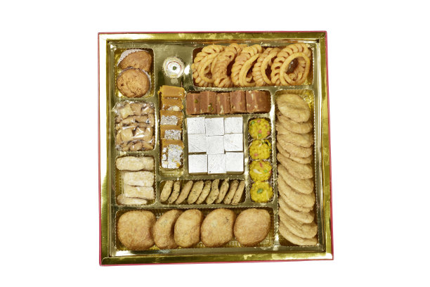 印度糖果盒为节日，米泰盒孤立在白色背景上用剪报路径图片下载