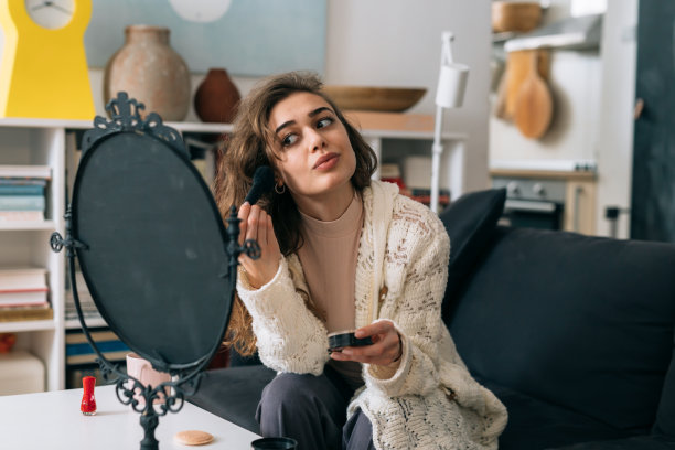 女人在家里图片下载