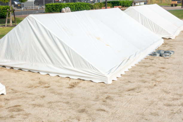 在社区协会的运动会上组装临时帐篷的照片图片下载