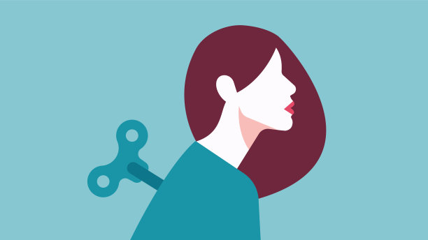 带着木偶的女人开门。勤劳的概念。机械玩具的钥匙在年轻女人的背后。图片下载