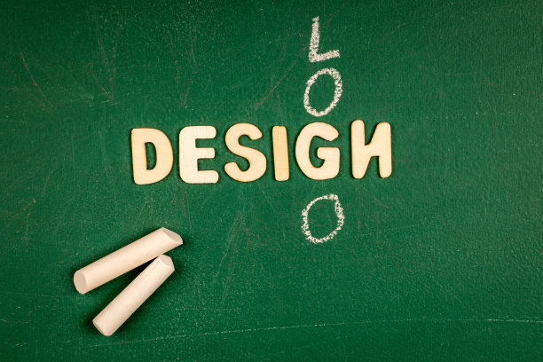 标志设计，经营理念。绿色黑板上的字母图片下载