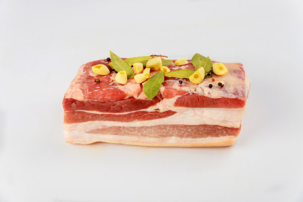 条纹五花肉与大蒜孤立在白色背景。图片下载