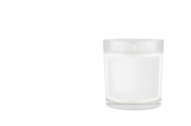 白色蜡烛在透明玻璃上与白色空白标签隔离，模拟产品的品牌标识，广告，展示，设计包装。图片下载