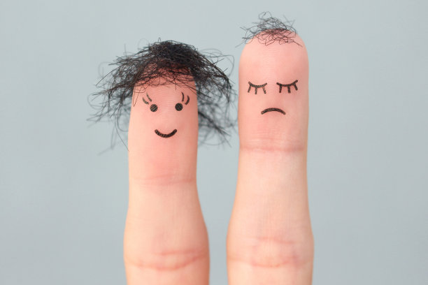 人们的手指艺术。一个女人因为头发太少而心烦意乱。图片下载