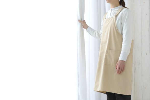 女人在客厅拉开窗帘图片下载