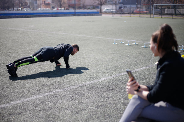 户外运动后休息的健壮女人照片图片下载