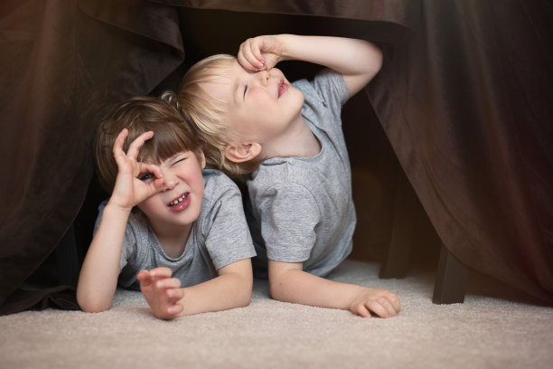 男孩们在帐篷里玩图片下载