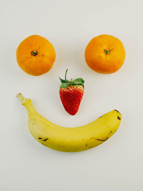 快乐和悲伤的脸由水果制成图片下载