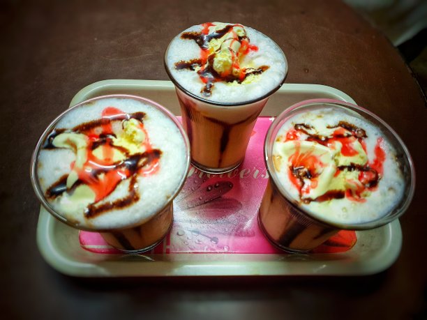 冰淇淋摇图片下载