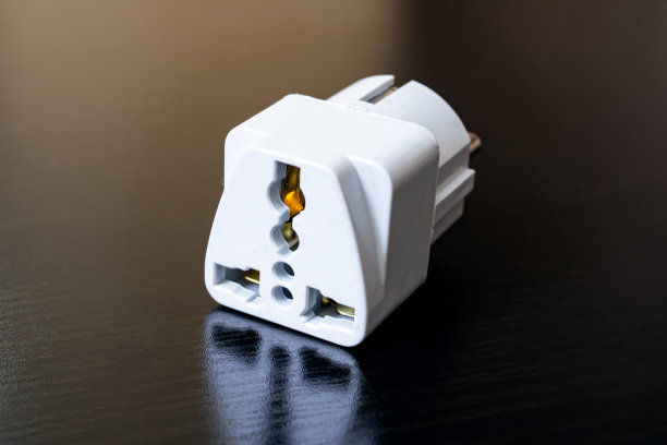 插座适配器上的木桌特写图片下载