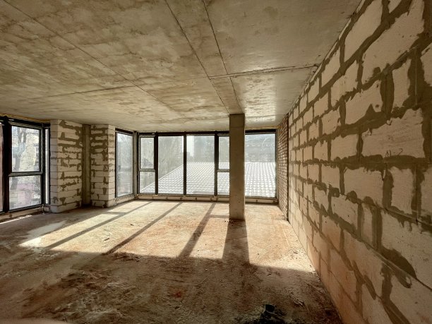 没有装修的大窗户公寓图片下载