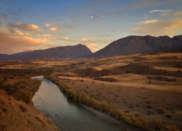 俯瞰溪流和山脉图片下载