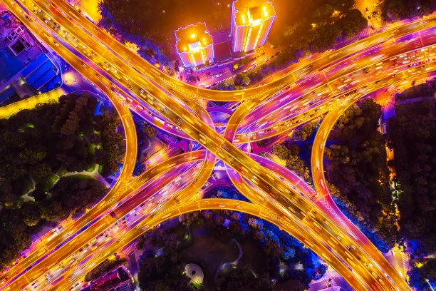 上海建筑物及公路立交桥夜间鸟瞰图。图片下载