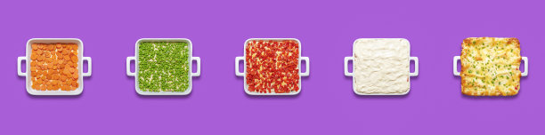 素食千层面制作拼贴俯视图上的紫色背景。图片下载