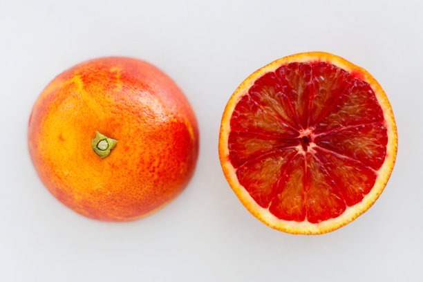 在白色背景上切开的橙红色图片下载