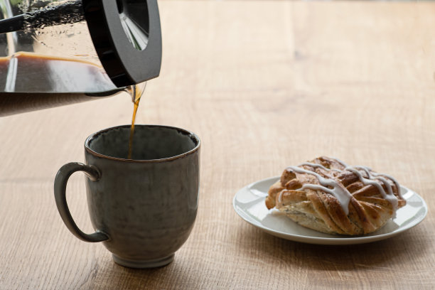 是喝咖啡休息的时候了，吃点肉桂面包图片下载