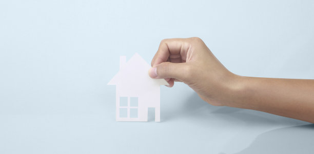 手握纸屋，家庭家居保险理念图片下载