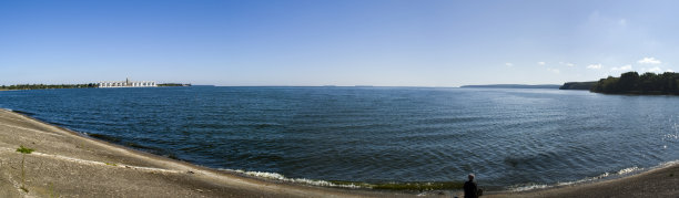 Chyhyryn核电站附近的water-nariliche水库。这条河Dnipro。图片下载