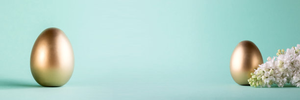 带有金色复活节彩蛋的节日横幅，淡蓝色背景上的丁香花。主要的基督教春假概念。图片下载