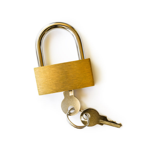封闭的挂锁与钥匙隔离在白色背景。上锁的黄色黄铜挂锁特写。钥匙插入锁中。访问安全和隐私保护概念设计元素。图片下载