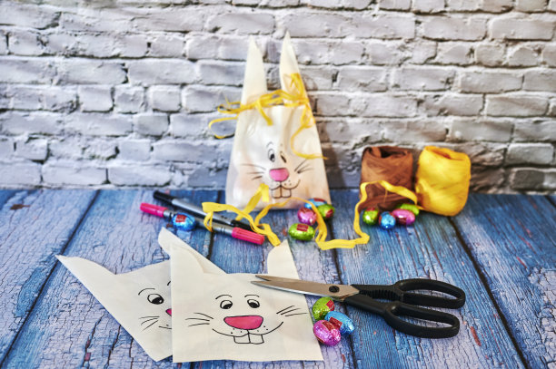 制作复活节纪念品的各种器具。图片下载