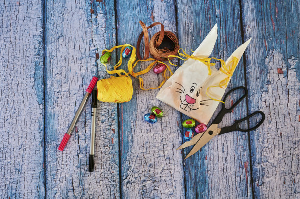 制作复活节纪念品的各种器具。图片下载