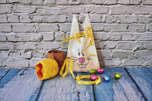 制作复活节纪念品的各种器具。图片下载