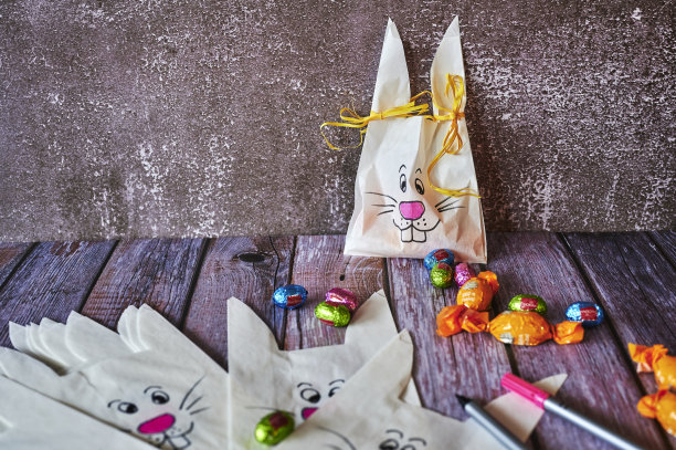 制作复活节纪念品的各种器具。图片下载