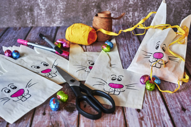 制作复活节纪念品的各种器具。图片下载