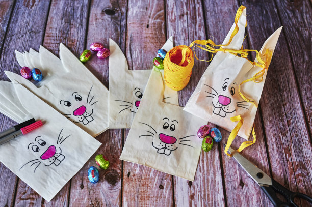 制作复活节纪念品的各种器具。图片下载